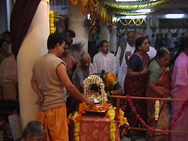 Datta chha Palana after Datta Janma Dec 23, 2007. Bhaktagana lining up for Darshan.