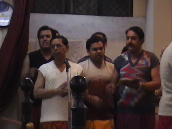Ti. Babasaheb leading the morning prayers. Dec 23, 2007