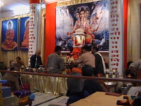 Rudra Abhishek going on. Tarak Taranekar, Babasaheb, Aavadhootguruji.Dec 23, 2007.