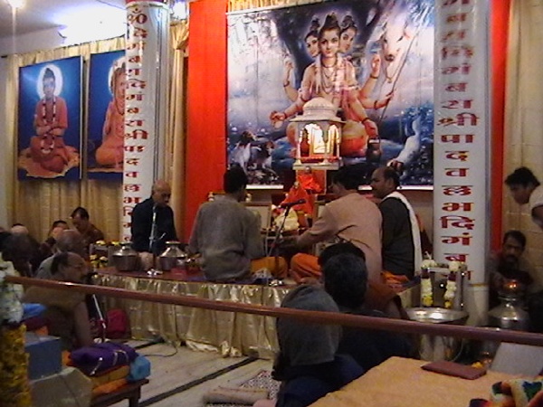 Rudra Abhishek going on. Tarak Taranekar, Babasaheb, Aavadhootguruji.Dec 23, 2007.